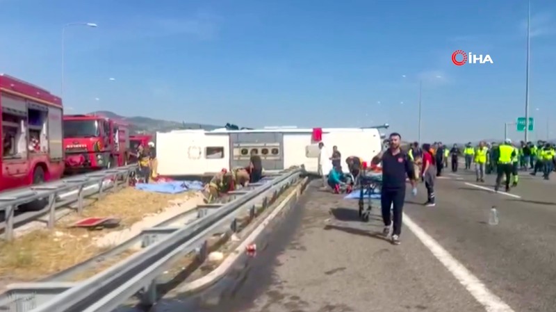Sebanyak 11 orang tewas dan 27 lainnya terluka setelah sebuah bus pariwisata bertabrakan dengan truk di wilayah barat Turki pada Minggu (11/10/2026). (Tangkapan Layar Video Reuters/IHA)