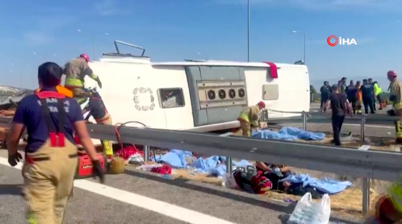 Sebanyak 11 orang tewas dan 27 lainnya terluka setelah sebuah bus pariwisata bertabrakan dengan truk di wilayah barat Turki pada Minggu (11/10/2026). (Tangkapan Layar Video Reuters/IHA)