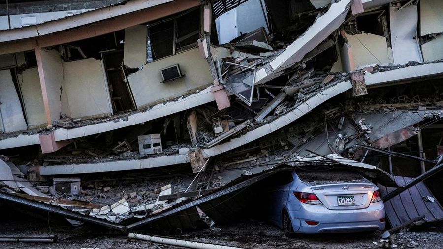 Sebuah mobil tampak hancur tertimpa reruntuhan bangunan setelah gempa bumi melanda dekat pesisir selatan Panama, di Penonome, Panama, pada 10 Oktober 2026.