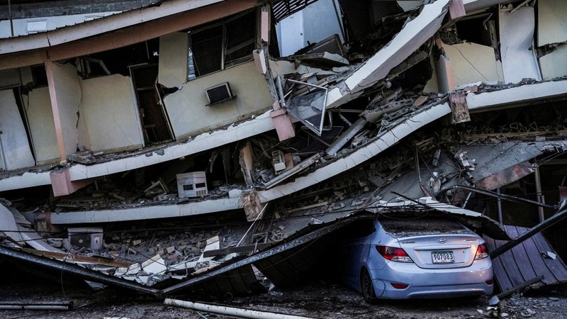 Sebuah mobil tampak hancur tertimpa reruntuhan bangunan setelah gempa bumi melanda dekat pesisir selatan Panama, di Penonome, Panama, pada 10 Oktober 2026.