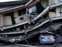 Sebuah mobil tampak hancur tertimpa reruntuhan bangunan setelah gempa bumi melanda dekat pesisir selatan Panama, di Penonome, Panama, pada 10 Oktober 2026. (REUTERS/Enea Lebrun)