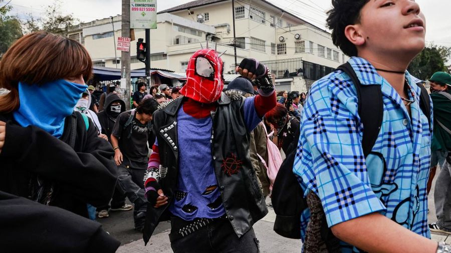 Seorang pengunjuk rasa muda yang mengenakan topeng Spider-Man menari dalam demonstrasi yang dipimpin oleh kaum muda untuk menentang pemerintahan Presiden Ekuador Daniel Noboa, menuntut akses yang lebih baik terhadap layanan kesehatan, pendidikan, dan pekerjaan yang layak, di Quito, Ekuador, pada 10 Oktober 2026.