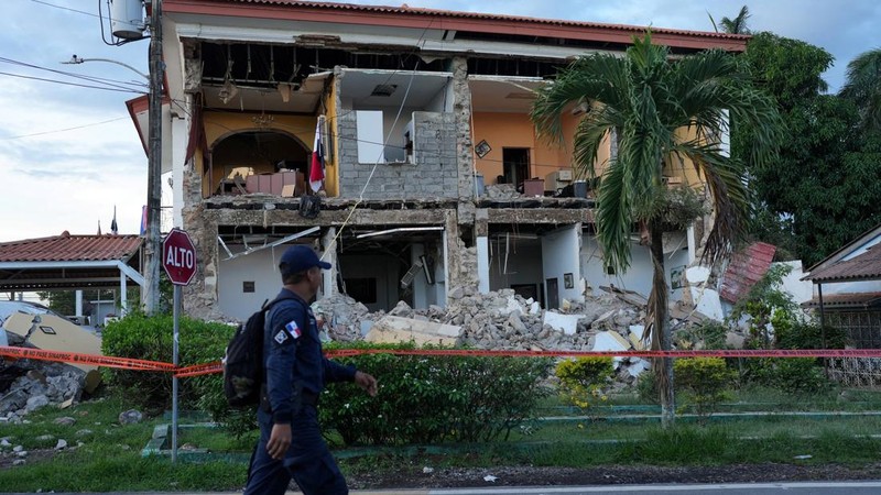 Seorang pria berjalan di dekat bangunan yang rusak setelah gempa bumi melanda dekat pesisir selatan Panama, di Penonome, Panama, pada 10 Oktober 2026.