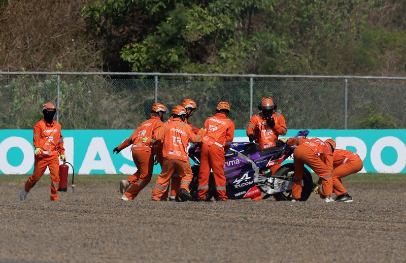 Pembalap Aprilia Racing Marco Bezzecchi merayakan kemenangan di atas podium sambil mengangkat trofi setelah memenangi balapan MotoGP Grand Prix Indonesia 2026, bersama pembalap Trackhouse MotoGP Team Raul Fernandez yang finis kedua dan pembalap Aprilia Racing Jorge Martin yang menempati posisi ketiga, di Sirkuit Internasional Mandalika, Mandalika, Indonesia, (11/10/2026). (REUTERS/Willy Kurniawan)