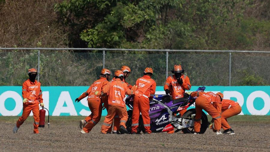 Sepeda motor pembalap Prima Pramac Yamaha MotoGP Jack Miller dievakuasi oleh petugas lintasan setelah ia terjatuh dan gagal melanjutkan balapan MotoGP Grand Prix Indonesia 2026, di Sirkuit Internasional Mandalika, Mandalika, Indonesia, (11/10/2026).