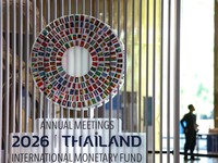 Seseorang berdiri di samping logo Pertemuan Tahunan IMF-Bank Dunia 2026 menjelang pertemuan tersebut di Queen Sirikit National Convention Center (QSNCC) di Bangkok, Thailand, pada 9 Oktober 2026. (REUTERS/Athit Perawongmetha)