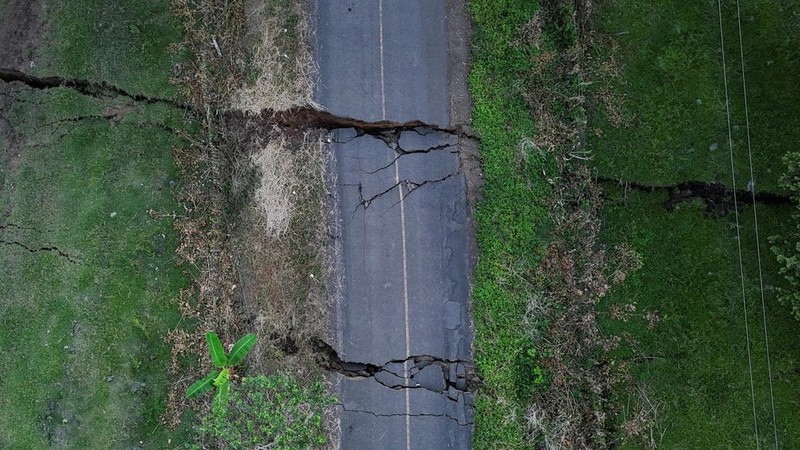 Tampilan dari drone memperlihatkan jalan yang rusak akibat retakan tanah setelah gempa bumi yang melanda dekat pesisir selatan Panama di Tonosi, Panama, pada 10 Oktober 2026.