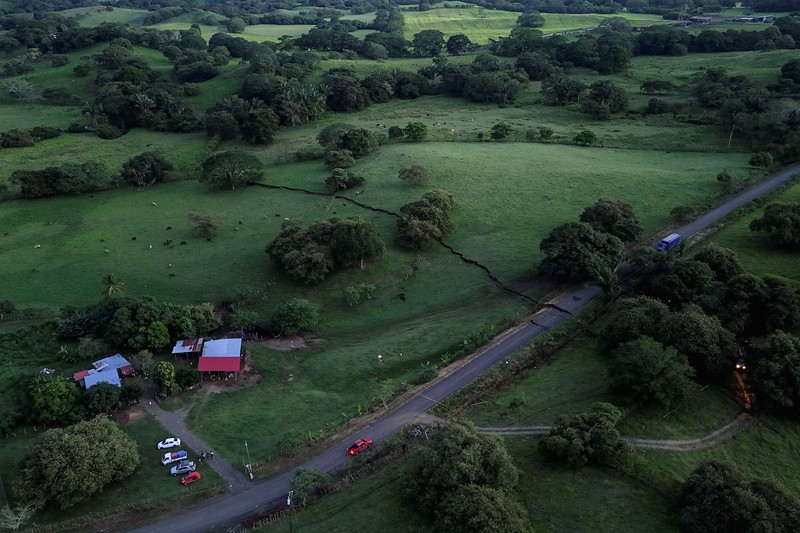 Tampilan dari drone memperlihatkan retakan tanah yang membelah lahan pertanian setelah gempa bumi melanda dekat pesisir selatan Panama di Tonosi, Panama, pada 10 Oktober 2026. (REUTERS/Enea Lebrun)
