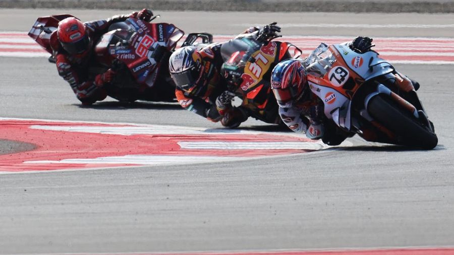 Writing      Pembalap Ducati Lenovo Team Marc Marquez, pembalap Red Bull KTM Factory Racing Pedro Acosta, dan pembalap Trackhouse MotoGP Team Ai Ogura beraksi saat balapan MotoGP Grand Prix Indonesia 2026, di Sirkuit Internasional Mandalika, Mandalika, Indonesia, (11/10/2026).