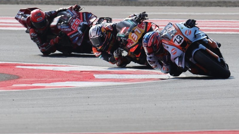 Writing      Pembalap Ducati Lenovo Team Marc Marquez, pembalap Red Bull KTM Factory Racing Pedro Acosta, dan pembalap Trackhouse MotoGP Team Ai Ogura beraksi saat balapan MotoGP Grand Prix Indonesia 2026, di Sirkuit Internasional Mandalika, Mandalika, Indonesia, (11/10/2026).