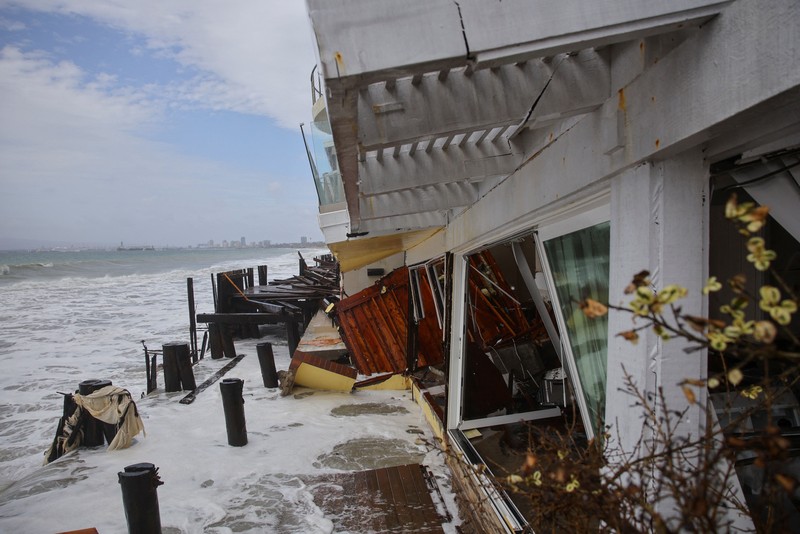 Sebuah tayangan drone memperlihatkan ombak laut akibat Siklon Pasca-Tropis Rachel saat menghantam garis pantai di Oceanside, California, AS, pada 11 Oktober 2026. (REUTERS/Mike Blake)