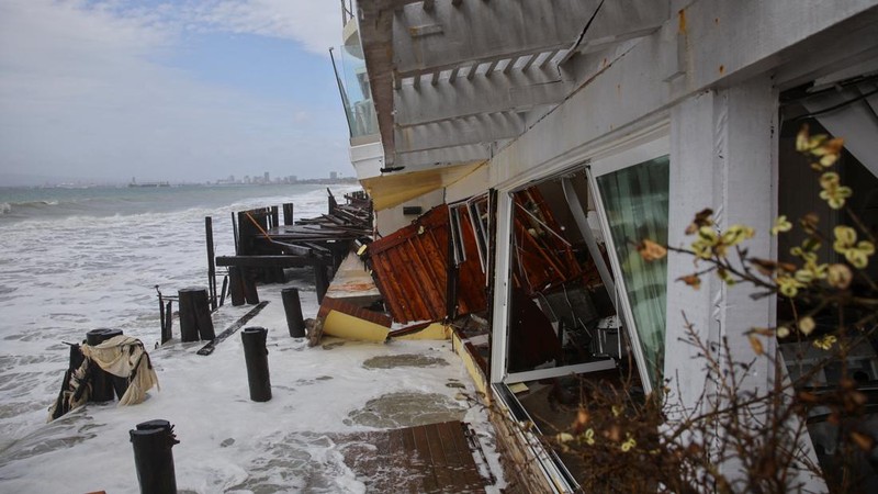 Air laut membanjiri sebuah rumah saat Siklon Pasca-Tropis Rachel menghantam pesisir Long Beach, California, AS, pada 11 Oktober 2026.