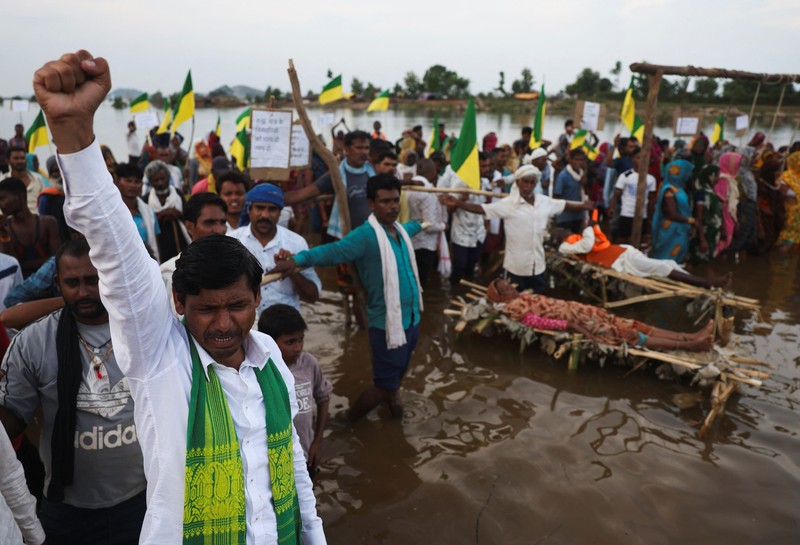 Amit Bhatnagar, pemimpin Jai Kisan Sangathan, memimpin aksi protes di mana para pengunjuk rasa meneriakkan tuntutan ganti rugi dan rehabilitasi yang layak bagi keluarga-keluarga yang terdampak oleh Proyek Penghubung Sungai Ken-Betwa, di dekat Bendungan Majhgawan di Sungai Ken, Ajaygarh, Madhya Pradesh, India, pada 19 September 2026. (REUTERS/Amit Dave)