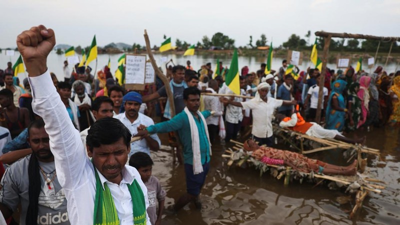 Amit Bhatnagar, pemimpin Jai Kisan Sangathan, memimpin aksi protes di mana para pengunjuk rasa meneriakkan tuntutan ganti rugi dan rehabilitasi yang layak bagi keluarga-keluarga yang terdampak oleh Proyek Penghubung Sungai Ken-Betwa, di dekat Bendung