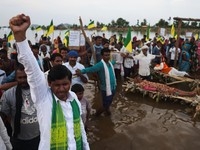 Amit Bhatnagar, pemimpin Jai Kisan Sangathan, memimpin aksi protes di mana para pengunjuk rasa meneriakkan tuntutan ganti rugi dan rehabilitasi yang layak bagi keluarga-keluarga yang terdampak oleh Proyek Penghubung Sungai Ken-Betwa, di dekat Bendung