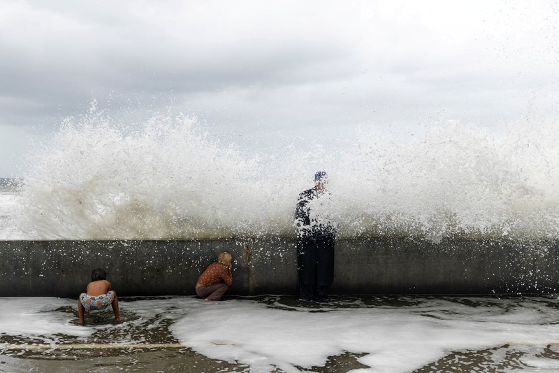 Sebuah tayangan drone memperlihatkan ombak laut akibat Siklon Pasca-Tropis Rachel saat menghantam garis pantai di Oceanside, California, AS, pada 11 Oktober 2026. (REUTERS/Mike Blake)