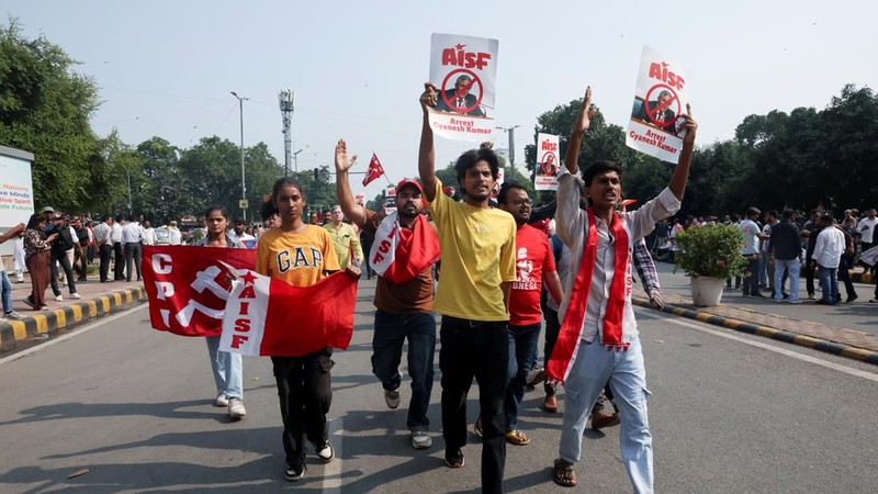 INDIA-POLITICS/Pendukung partai oposisi berunjuk rasa menuju Mahkamah Agung untuk memprotes revisi daftar pemilih yang kontroversial yang telah memicu kerusuhan selama beberapa hari, di New Delhi, India, 12 Oktober 2026. (REUTERS/Bhawika Chhabra)