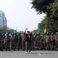 Pendukung partai oposisi berunjuk rasa menuju Mahkamah Agung untuk memprotes revisi daftar pemilih yang kontroversial yang telah memicu kerusuhan selama beberapa hari, di New Delhi, India, 12 Oktober 2026. (REUTERS/Bhawika Chhabra)