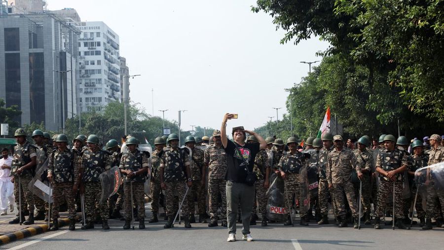 Pendukung partai oposisi berunjuk rasa menuju Mahkamah Agung untuk memprotes revisi daftar pemilih yang kontroversial yang telah memicu kerusuhan selama beberapa hari, di New Delhi, India, 12 Oktober 2026. (REUTERS/Bhawika Chhabra)