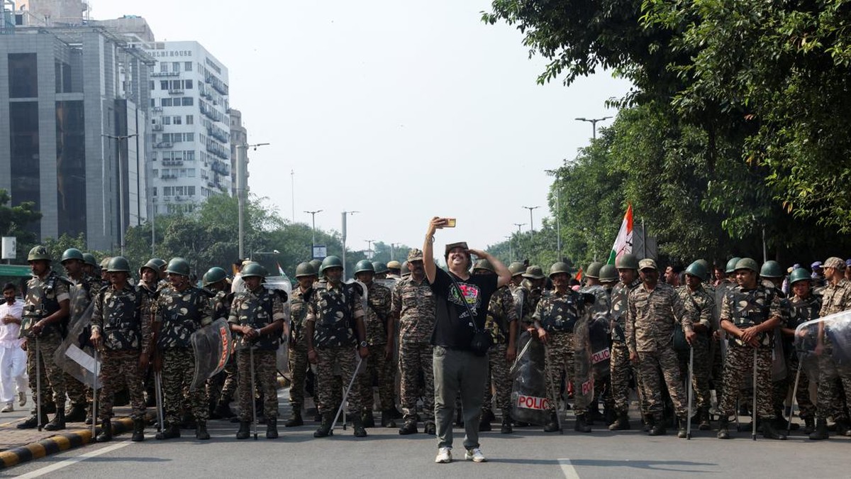 6 Stasiun Ditutup Gegara Demo Pemilu, Massa Serbu Mahkamah Agung