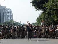 Pendukung partai oposisi berunjuk rasa menuju Mahkamah Agung untuk memprotes revisi daftar pemilih yang kontroversial yang telah memicu kerusuhan selama beberapa hari, di New Delhi, India, 12 Oktober 2026. (REUTERS/Bhawika Chhabra)