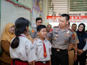 Kapolda Metro Kunjungi SDN Gunung 01, Kenalkan Polisi Sahabat Anak