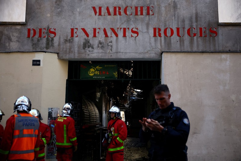 Kebakaran melanda pasar makanan tertutup tertua di Paris pada dini hari Senin (12/10/2026).(REUTERS/Sarah Meyssonnier)