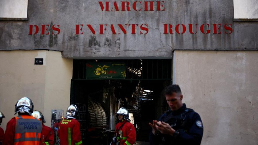 Kebakaran melanda pasar makanan tertutup tertua di Paris pada dini hari Senin (12/10/2026).(REUTERS/Sarah Meyssonnier)