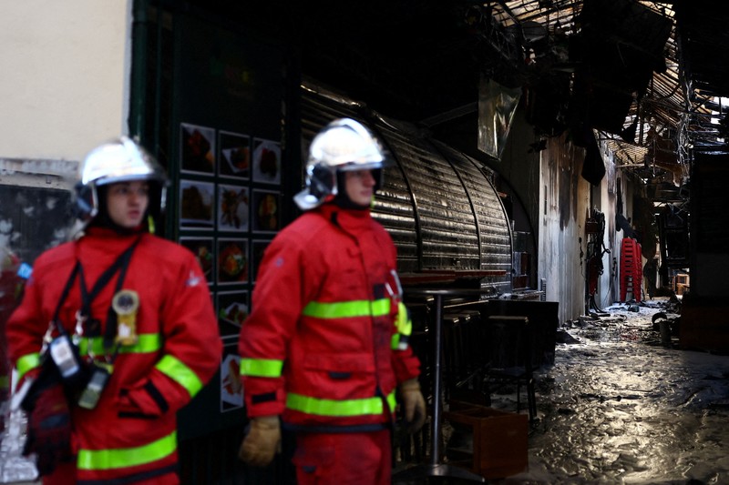 Kebakaran melanda pasar makanan tertutup tertua di Paris pada dini hari Senin (12/10/2026).(REUTERS/Sarah Meyssonnier)