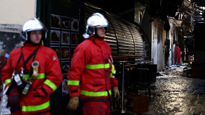 Kebakaran melanda pasar makanan tertutup tertua di Paris pada dini hari Senin (12/10/2026).(REUTERS/Sarah Meyssonnier)