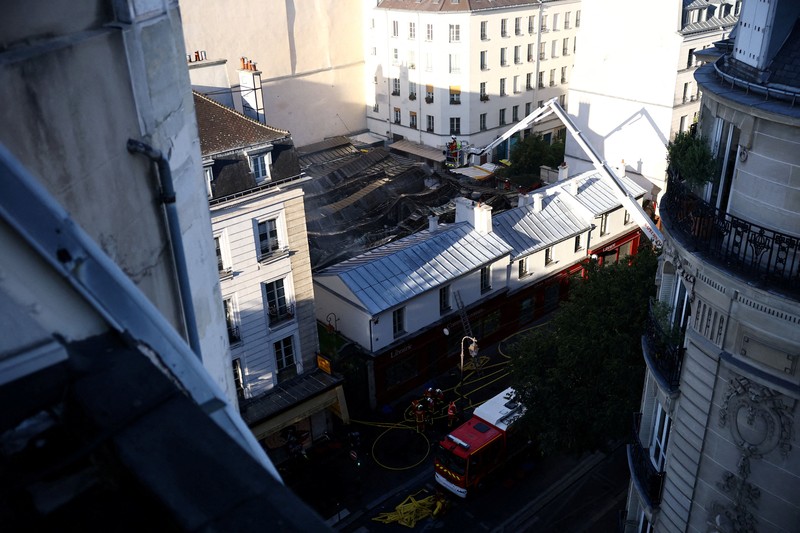 Kebakaran melanda pasar makanan tertutup tertua di Paris pada dini hari Senin (12/10/2026).(REUTERS/Sarah Meyssonnier)