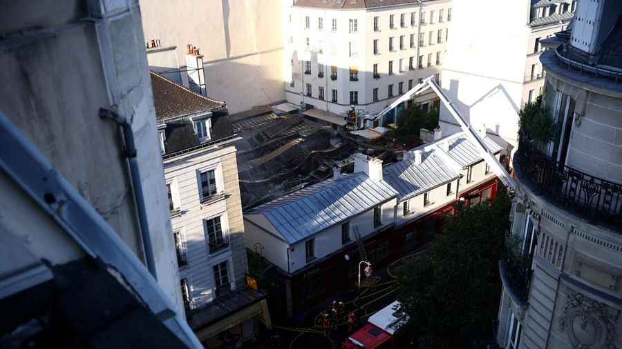 Kebakaran melanda pasar makanan tertutup tertua di Paris pada dini hari Senin (12/10/2026).(REUTERS/Sarah Meyssonnier)