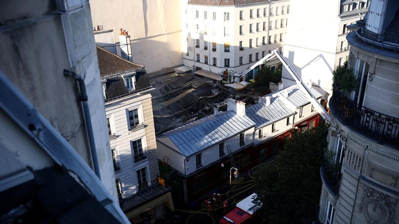 Kebakaran melanda pasar makanan tertutup tertua di Paris pada dini hari Senin (12/10/2026).(REUTERS/Sarah Meyssonnier)