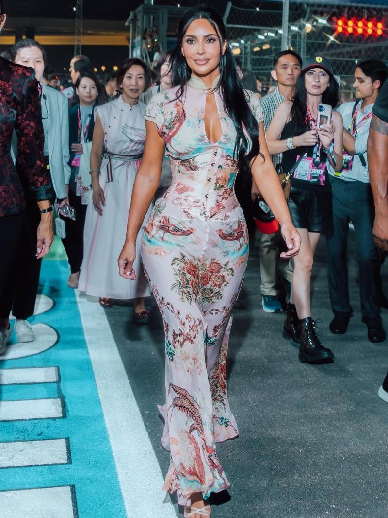 Gaya Kim Kardashian Mencuri Atensi dengan Gaun Cheongsam di F1 GP Singapura