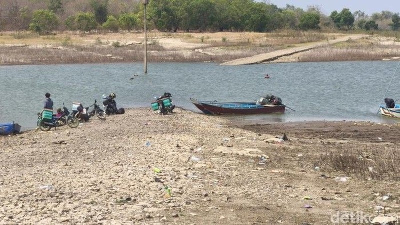 Kondisi saat Debit air Waduk Gajah Mungkur (WGM) berkurang akibat kemarau panjang di Wonogiri, Jawa Tengah. (Agil Trisetiawan Putra/detikJateng)