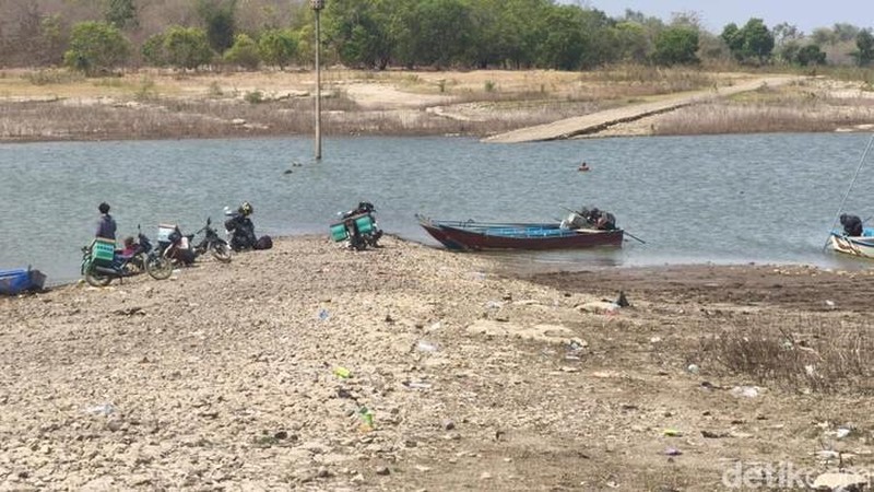 Kondisi saat Debit air Waduk Gajah Mungkur (WGM) berkurang akibat kemarau panjang di Wonogiri, Jawa Tengah. (Agil Trisetiawan Putra/detikJateng)