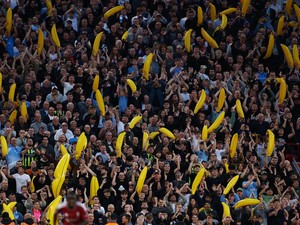 Suporter Manchester City dan Simbol Balon Pisang