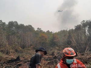 50 Water Bombing Helicopters on Standby to Combat Forest Fires in Indonesia