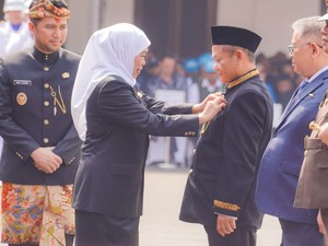 Menperin Sarmuji Terima Lencana Jer Basuki Mawa Beya dari Pemprov Jatim
