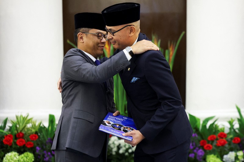 Menteri Luar Negeri Indonesia yang baru dilantik, Arrmanatha Nasir dan mantan Menteri Luar Negeri sekaligus Menteri Koordinator Bidang Pembangunan Manusia dan Kebudayaan, Sugiono saat upacara serah terima jabatan di Jakarta, Senin (12/10/2026). (REUTERS/Ajeng Dinar Ulfiana)