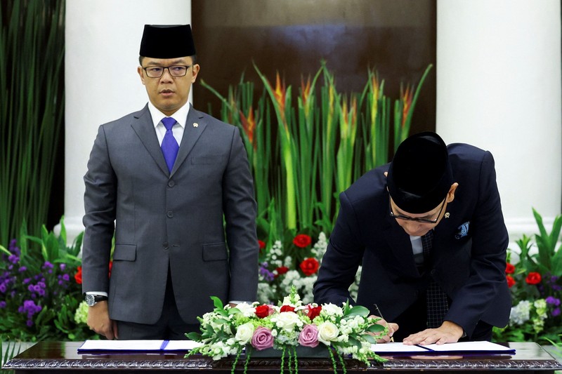 Menteri Luar Negeri Indonesia yang baru dilantik, Arrmanatha Nasir dan mantan Menteri Luar Negeri sekaligus Menteri Koordinator Bidang Pembangunan Manusia dan Kebudayaan, Sugiono saat upacara serah terima jabatan di Jakarta, Senin (12/10/2026). (REUTERS/Ajeng Dinar Ulfiana)