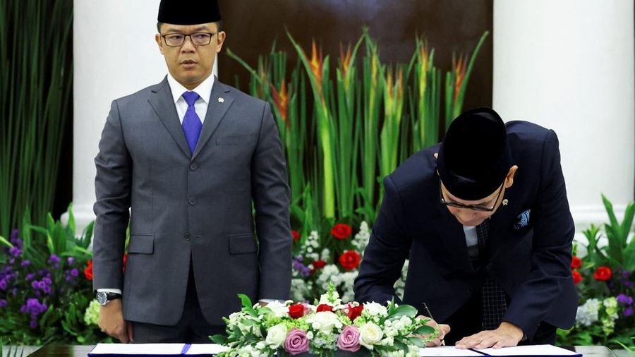 Menteri Luar Negeri Indonesia yang baru dilantik, Arrmanatha Nasir dan mantan Menteri Luar Negeri sekaligus Menteri Koordinator Bidang Pembangunan Manusia dan Kebudayaan, Sugiono saat upacara serah terima jabatan di Jakarta, Senin (12/10/2026). (REUTERS/Ajeng Dinar Ulfiana)