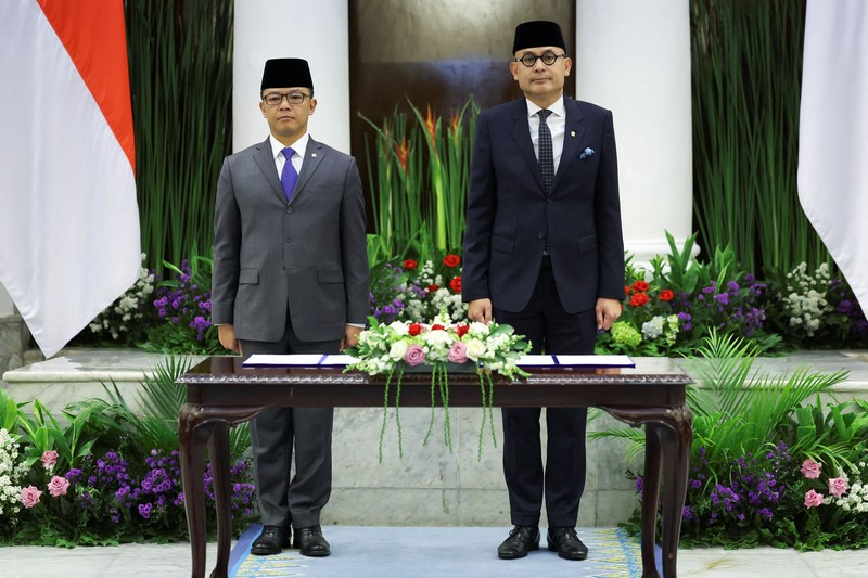 Menteri Luar Negeri Indonesia yang baru dilantik, Arrmanatha Nasir dan mantan Menteri Luar Negeri sekaligus Menteri Koordinator Bidang Pembangunan Manusia dan Kebudayaan, Sugiono saat upacara serah terima jabatan di Jakarta, Senin (12/10/2026). (REUTERS/Ajeng Dinar Ulfiana)