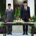 Menteri Luar Negeri Indonesia yang baru dilantik, Arrmanatha Nasir dan mantan Menteri Luar Negeri sekaligus Menteri Koordinator Bidang Pembangunan Manusia dan Kebudayaan, Sugiono saat upacara serah terima jabatan di Jakarta, Senin (12/10/2026). (REUT