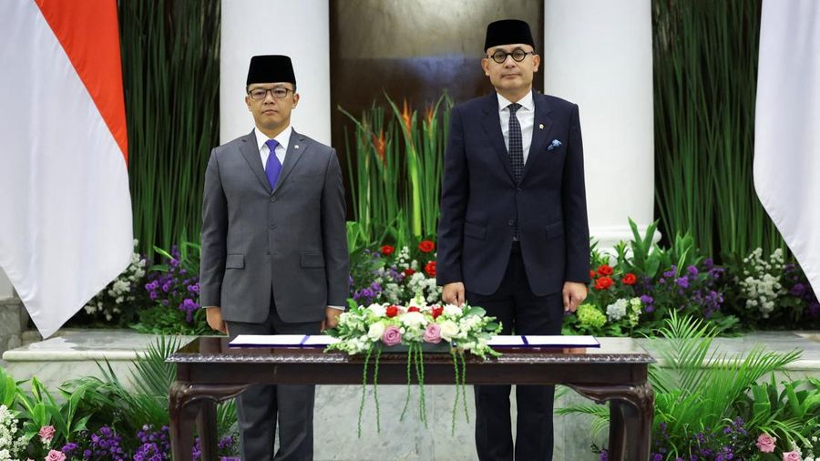 Menteri Luar Negeri Indonesia yang baru dilantik, Arrmanatha Nasir dan mantan Menteri Luar Negeri sekaligus Menteri Koordinator Bidang Pembangunan Manusia dan Kebudayaan, Sugiono saat upacara serah terima jabatan di Jakarta, Senin (12/10/2026). (REUTERS/Ajeng Dinar Ulfiana)
