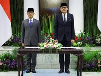 Menteri Luar Negeri Indonesia yang baru dilantik, Arrmanatha Nasir dan mantan Menteri Luar Negeri sekaligus Menteri Koordinator Bidang Pembangunan Manusia dan Kebudayaan, Sugiono saat upacara serah terima jabatan di Jakarta, Senin (12/10/2026). (REUT