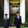 Menteri Luar Negeri Indonesia yang baru dilantik, Arrmanatha Nasir dan mantan Menteri Luar Negeri sekaligus Menteri Koordinator Bidang Pembangunan Manusia dan Kebudayaan, Sugiono saat upacara serah terima jabatan di Jakarta, Senin (12/10/2026). (REUT