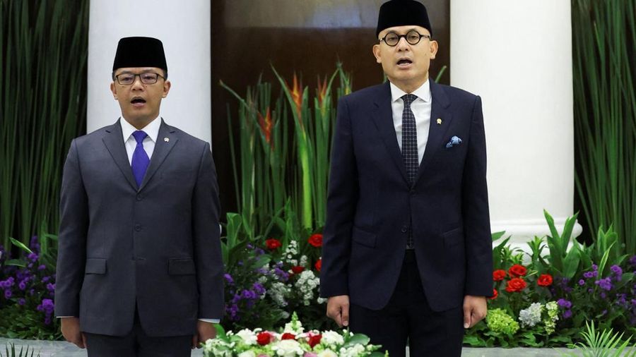 Menteri Luar Negeri Indonesia yang baru dilantik, Arrmanatha Nasir dan mantan Menteri Luar Negeri sekaligus Menteri Koordinator Bidang Pembangunan Manusia dan Kebudayaan, Sugiono saat upacara serah terima jabatan di Jakarta, Senin (12/10/2026). (REUT