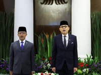 Menteri Luar Negeri Indonesia yang baru dilantik, Arrmanatha Nasir dan mantan Menteri Luar Negeri sekaligus Menteri Koordinator Bidang Pembangunan Manusia dan Kebudayaan, Sugiono saat upacara serah terima jabatan di Jakarta, Senin (12/10/2026). (REUT