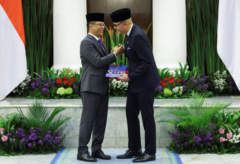 Menteri Luar Negeri Indonesia yang baru dilantik, Arrmanatha Nasir dan mantan Menteri Luar Negeri sekaligus Menteri Koordinator Bidang Pembangunan Manusia dan Kebudayaan, Sugiono saat upacara serah terima jabatan di Jakarta, Senin (12/10/2026). (REUTERS/Ajeng Dinar Ulfiana)